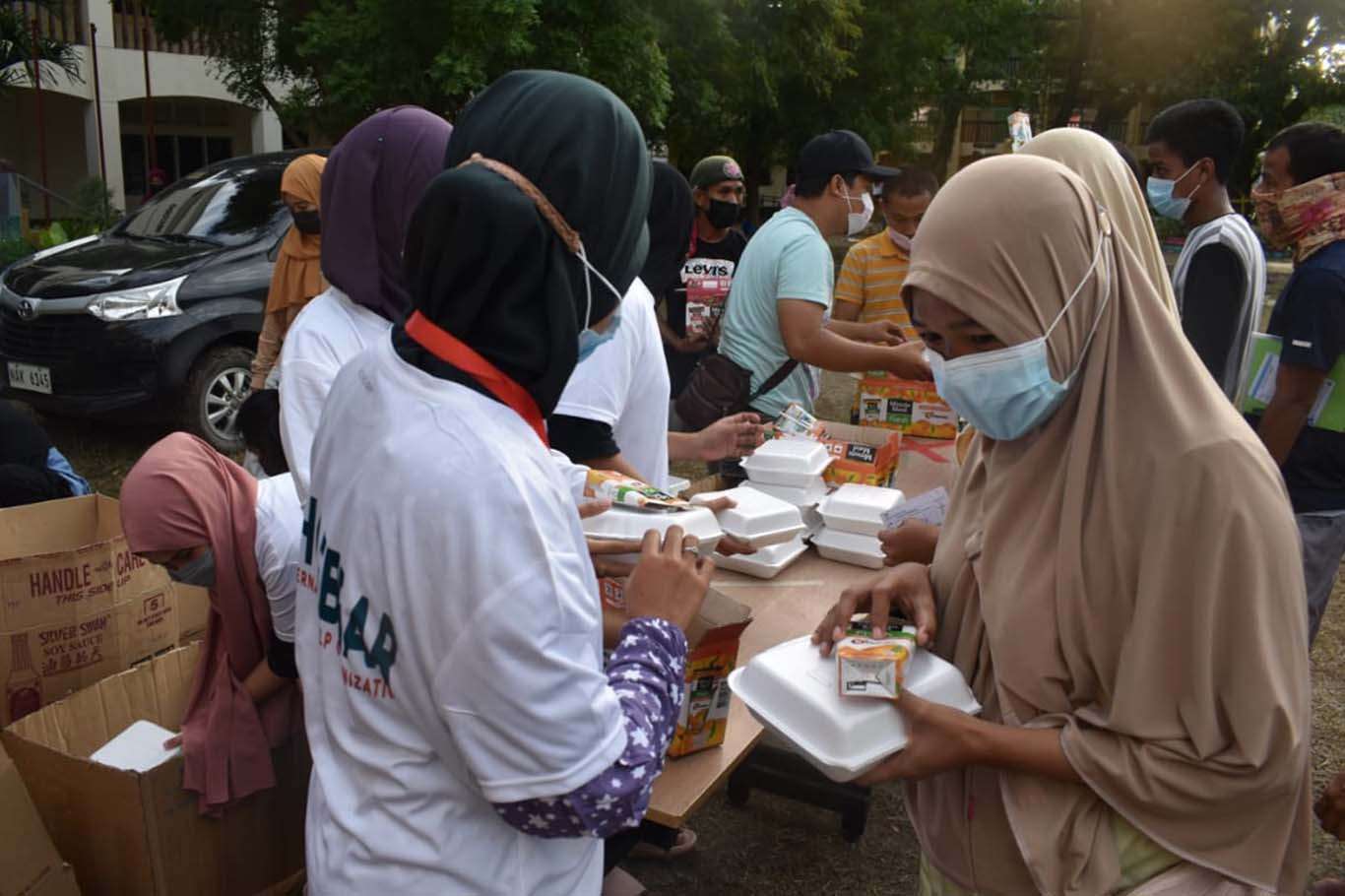 IHO EBRAR yangından etkilenen Filipinlilere yemek dağıttı